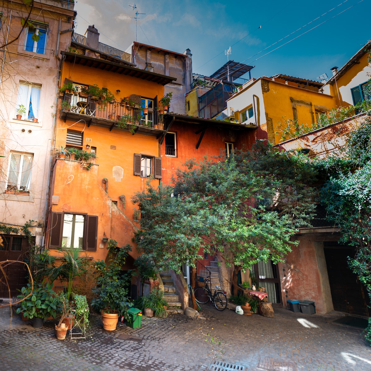 Small courtyard in Rome , with rustic ocher houses and vine trees.
1480158885